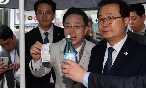 영수증 내미는 박성준 간사