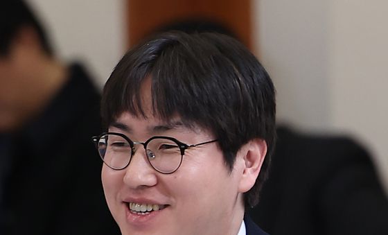 답변하는 하정우 수석