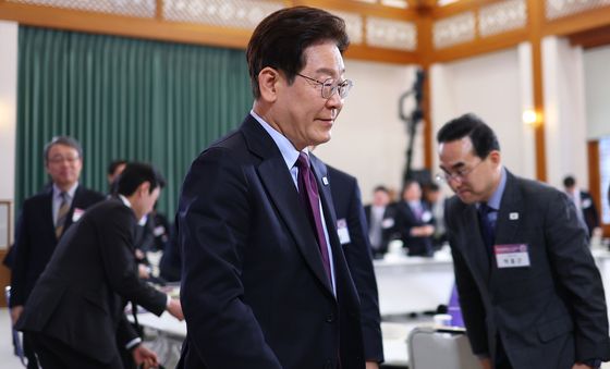 행사장 나서는 이재명 대통령