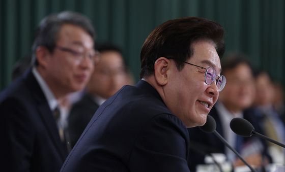 참석자 발언 경청하는 이재명 대통령