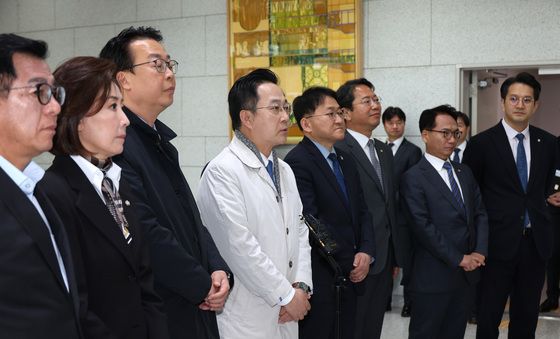 '연어회 파티' 의혹 현장 검증 브리핑하는 국조특위