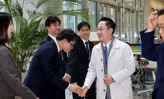 김봉현 수원지검장과 인사하는 국조특위