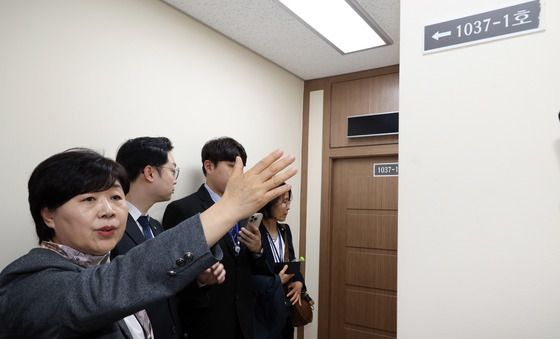 영상녹화 조사실 살펴보는 서영교 위원장