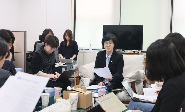 출입기자 정례브리핑하는 원민경 성평등부 장관