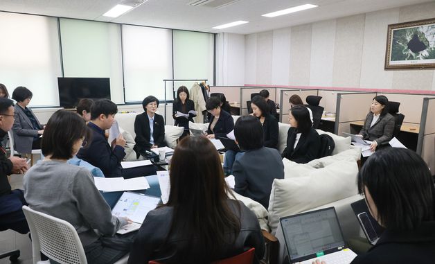 성평등가족부 현안 설명하는 원민경 장관