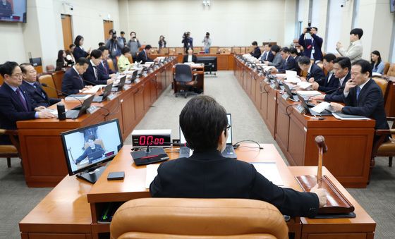 신현송 인상청문요청안 의결하는 재경위
