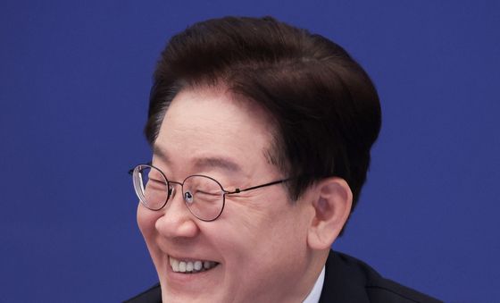 미소 짓는 이재명 대통령