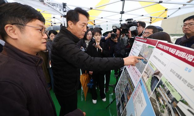 사업 설명 듣는 오세훈 서울시장