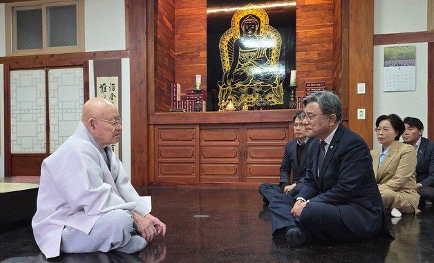 조계종 종정 성파스님 예방하는 허민 국가유산청장