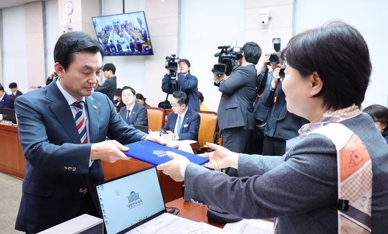 선서문 제출하는 안규백 장관