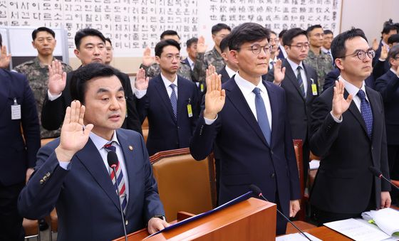 선서하는 조작기소 국조특위 증인들