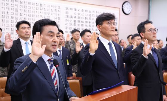 증인 선서하는 안규백 장관