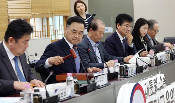 의사봉 두드리는 차정인 위원장