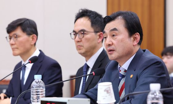 답변하는 안규백 국방장관