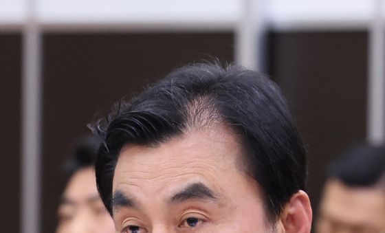 의원 질의 답변하는 안규백 장관