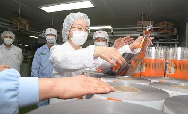 라면 생산 업체 현장 점검하는 오유경 처장