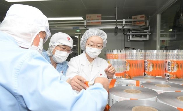 오유경 식약처장, 라면 생산 업체 현장 방문