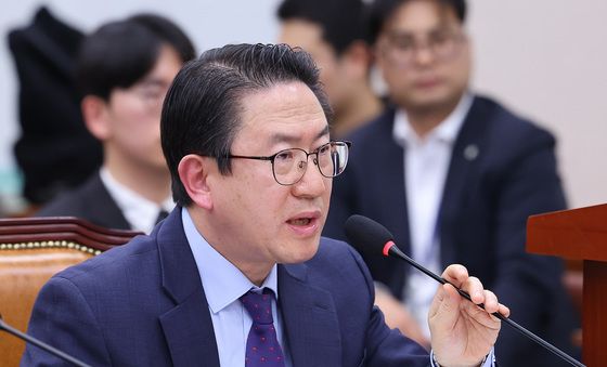 답변하는 김호홍 국정원 2차장