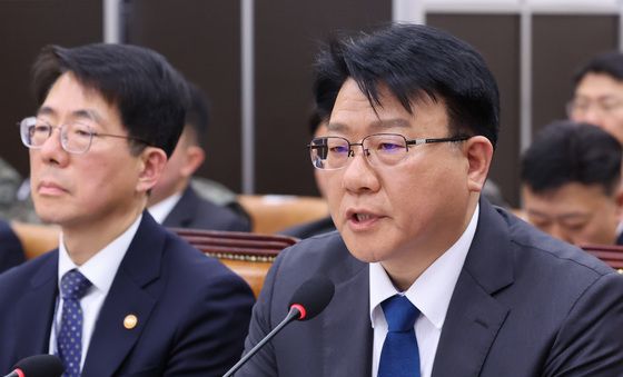 답변하는 장인식 해경청장 직무대행