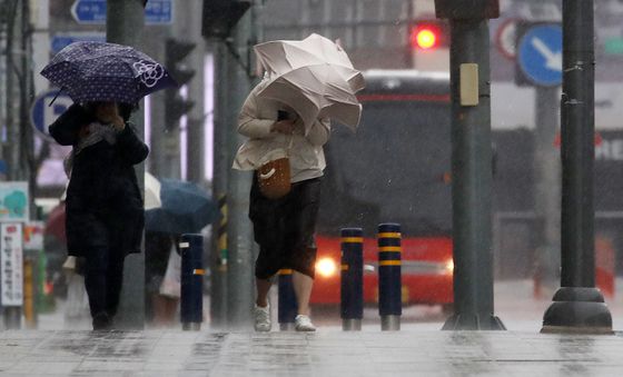 요란한 봄비에 힘겹게 발걸음 옮기는 시민들