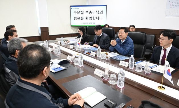 구윤철 부총리, 공급망 점검 위한 필름생산업체 현장방문