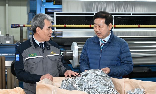 필름생산업체 생산공정 설명듣는 구윤철 부총리