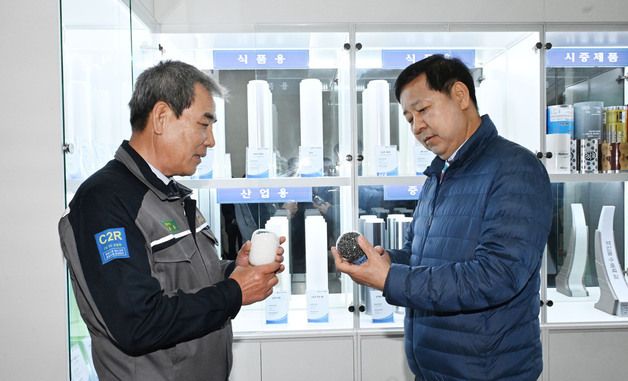 필름 생산 원료소재 설명 듣는 구윤철 부총리