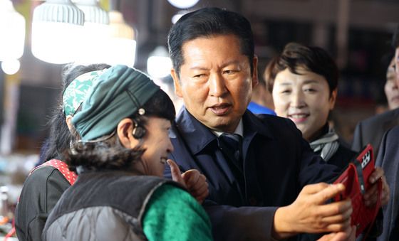 상인과 사진 찍는 정청래