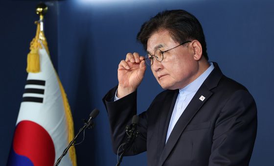 안경 고쳐쓰는 소병훈 선관위원장