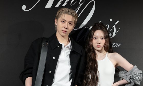 포즈 취하는 우찬과 영서