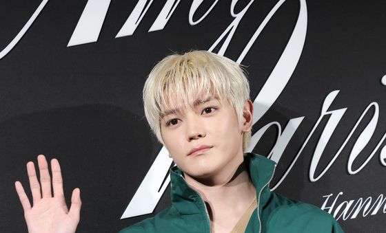 태용, 부드러운 손 인사