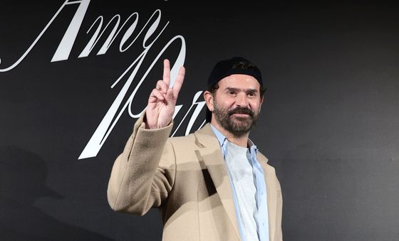 포즈 취하는 알렉상드로 마티우시