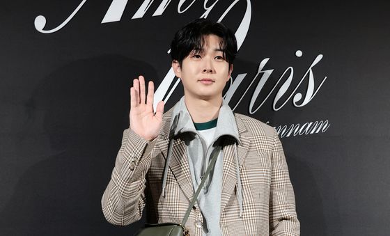 최우식, 빛나는 손 인사