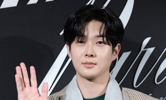 포즈 취하는 최우식