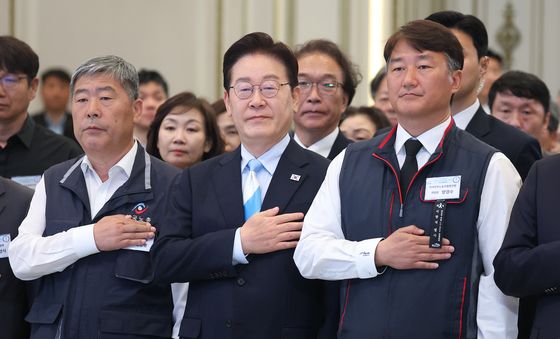 양대노총 위원장과 함께 국민의례하는 이재명 대통령