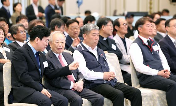 이야기 나누는 김영훈 장관·손경식 회장