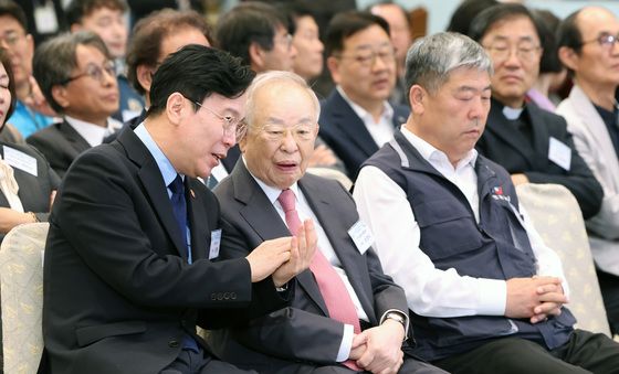 대화 나누는 김영훈 장관·손경식 회장
