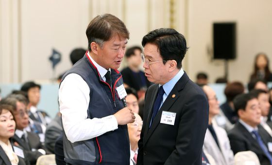 대화 나누는 김영훈 장관·양경수 위원장