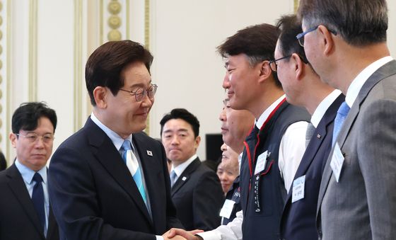 악수 나누는 이재명 대통령·양경수 위원장