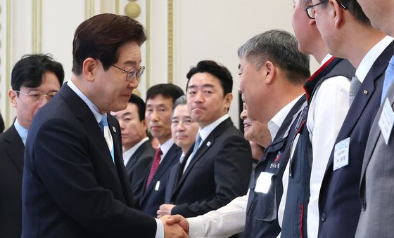 악수 나누는 이재명 대통령·김동명 위원장