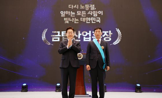 금탑산업훈장 수여하는 이재명 대통령
