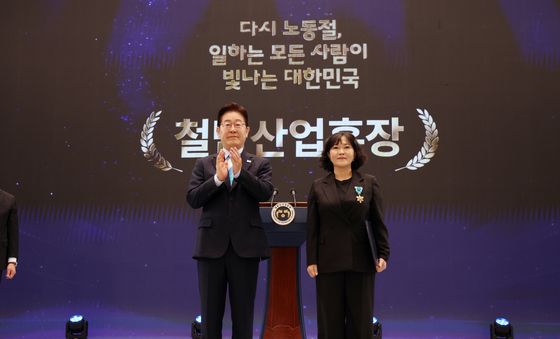 철탑산업훈장 수여하는 이재명 대통령