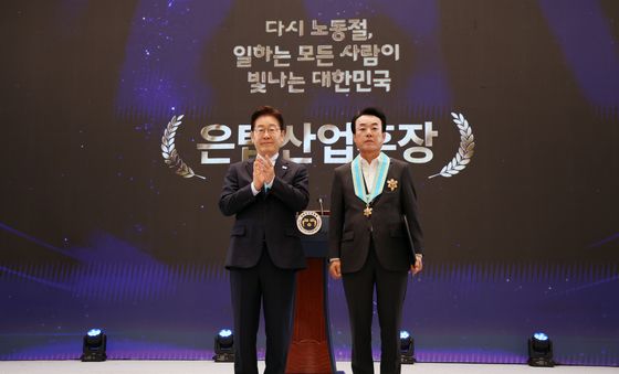 은탑산업훈장 수여하는 이재명 대통령