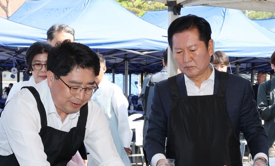 서산 경로행사 배식봉사하는 민주당