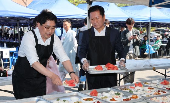 배식봉사하는 정청래 대표