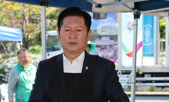 어르신 경로잔치 배식봉사하는 정청래 대표