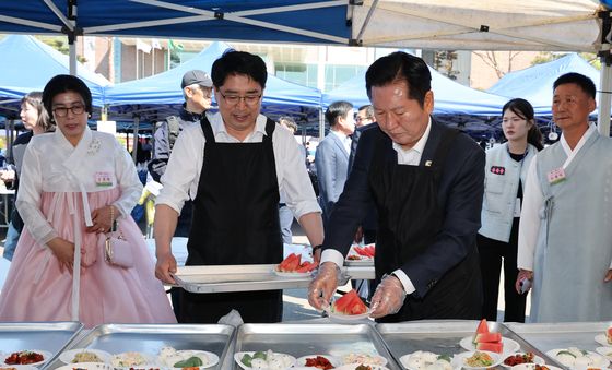 충남 서산 경로잔치 배식봉사하는 정청래 대표