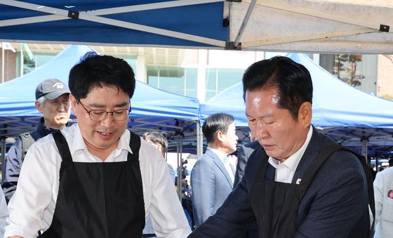 어르신 배식 봉사하는 정청래 대표