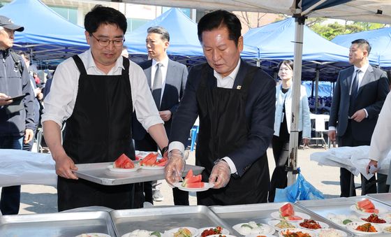 배식봉사하는 정청래 대표