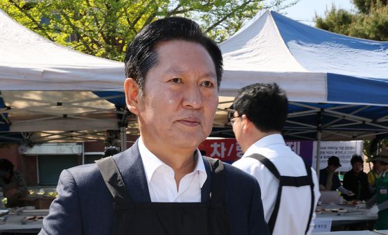 경로잔치 배식봉사하는 정청래 대표